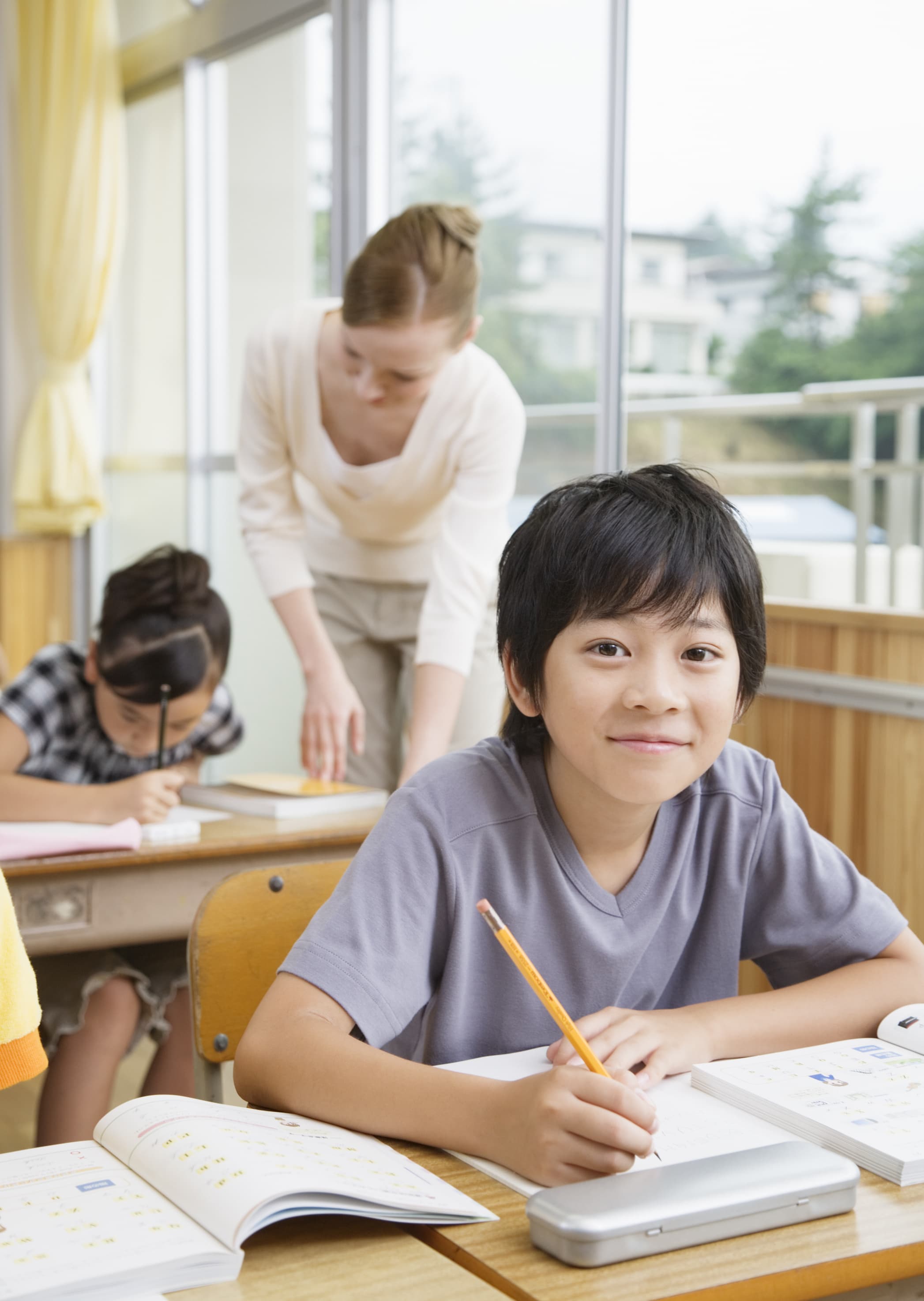 小学生の男の子と先生