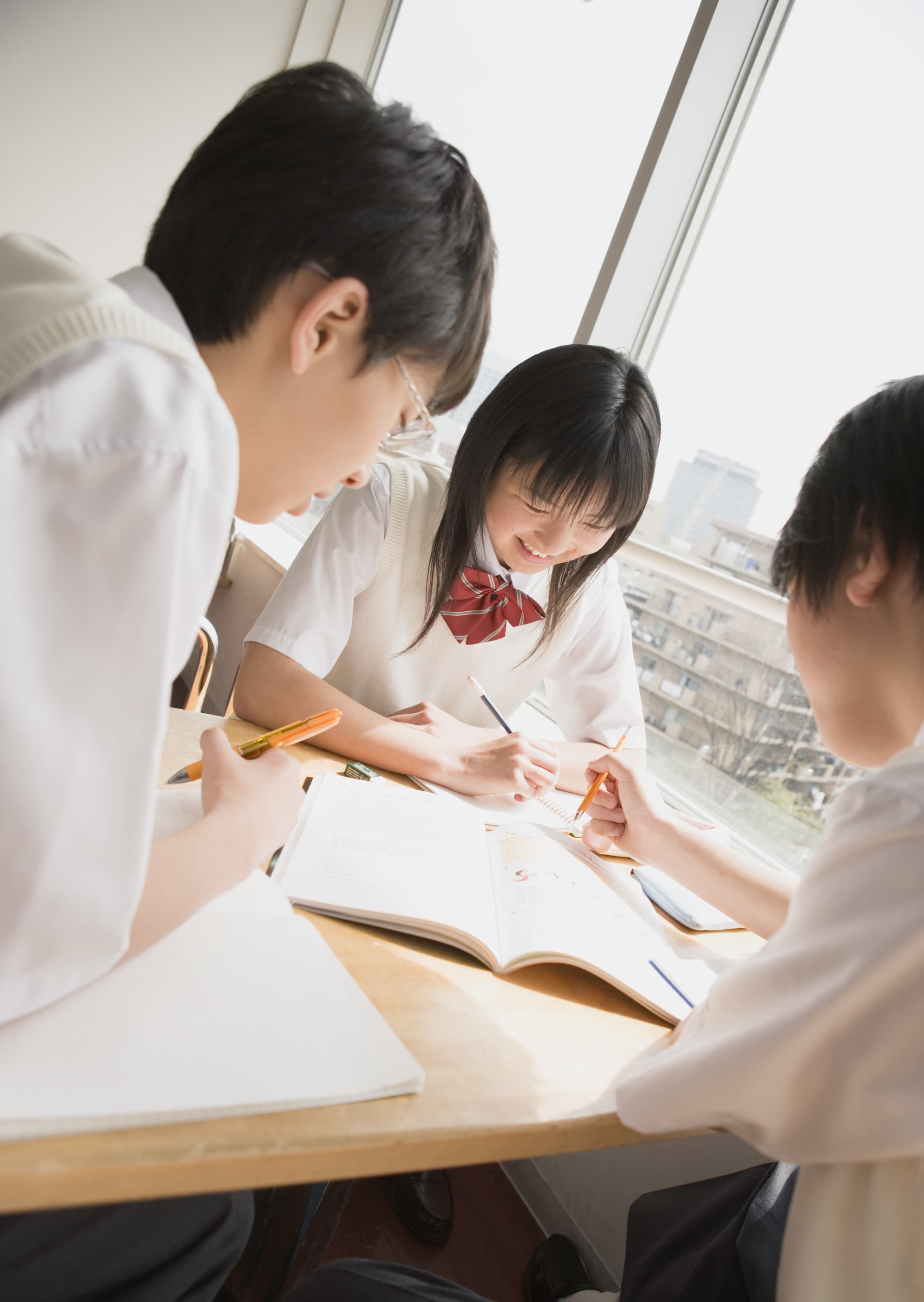 みんなで勉強する高校生